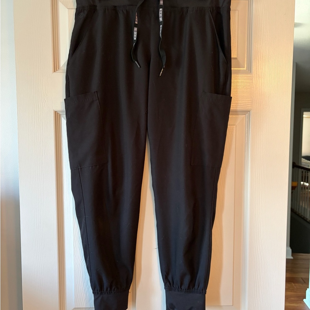 Med Couture Scrubs in Green and Black (Women’s medium petite) - Picture 6 of 9